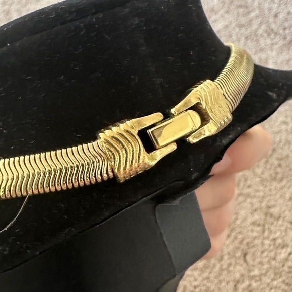 Vintage Gold Colored Costume Jewelry Set Earring and Neckalace - Picture 8 of 9